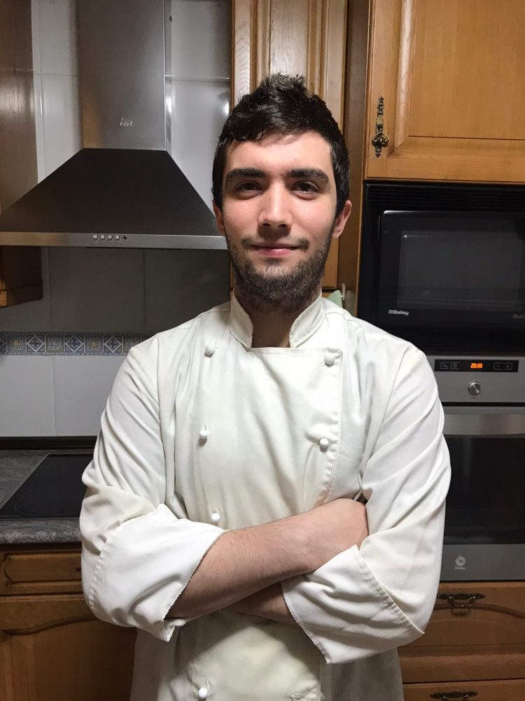 Jesús Alfaro posa en la cocina de su casa.